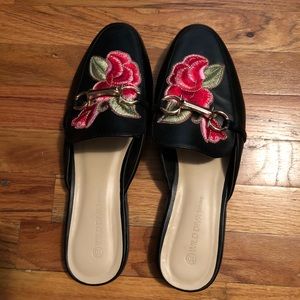Embroidered loafers slides size 10